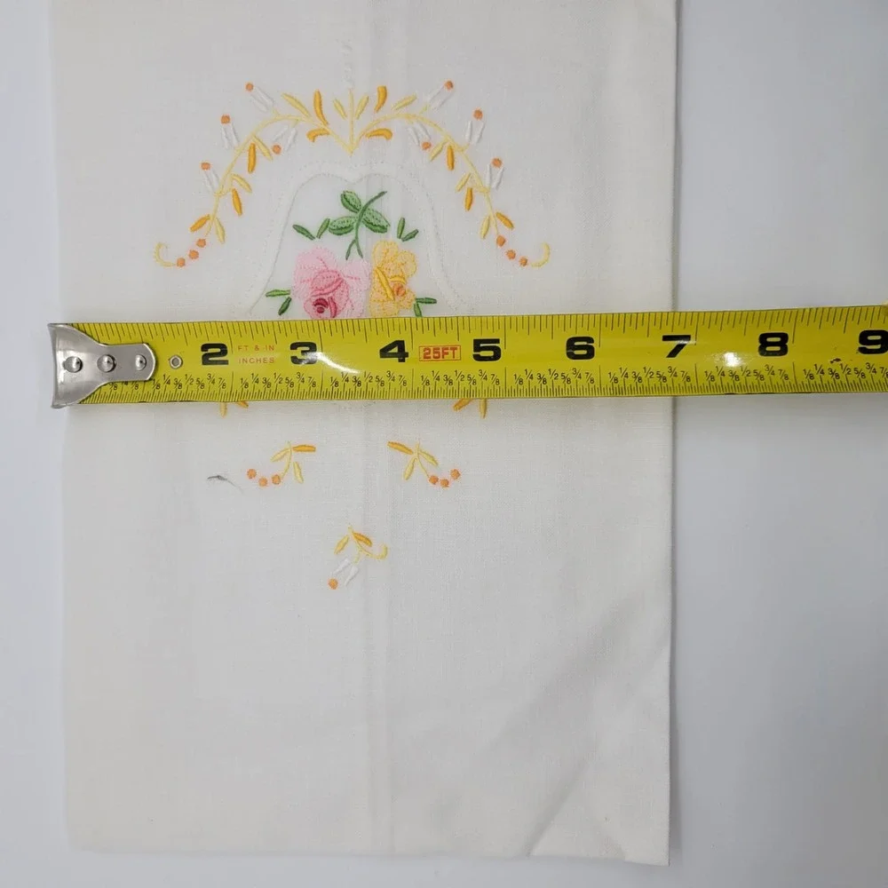Vintage Embroidered Floral Hand  Towel White Linen Yellow Scalloped‎ Edge Roses